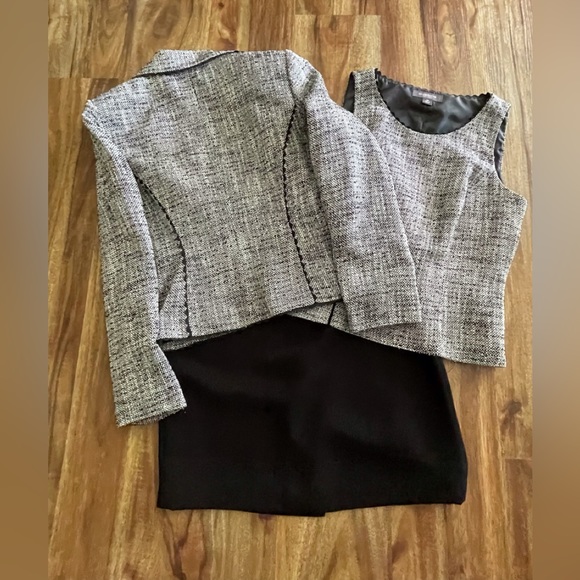 ❌SOLD❌ Liz Claiborne 3 Piece Suit - Picture 2 of 7